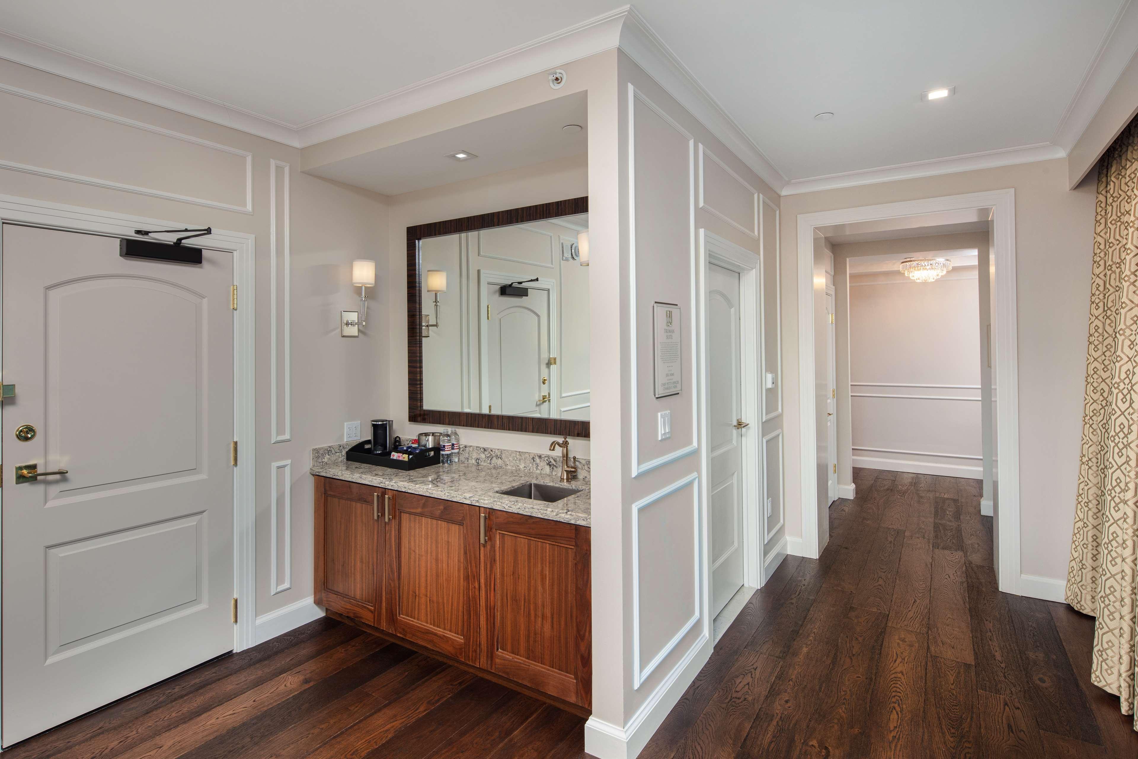 The Higgins Hotel New Orleans, Curio Collection By Hilton Εξωτερικό φωτογραφία
