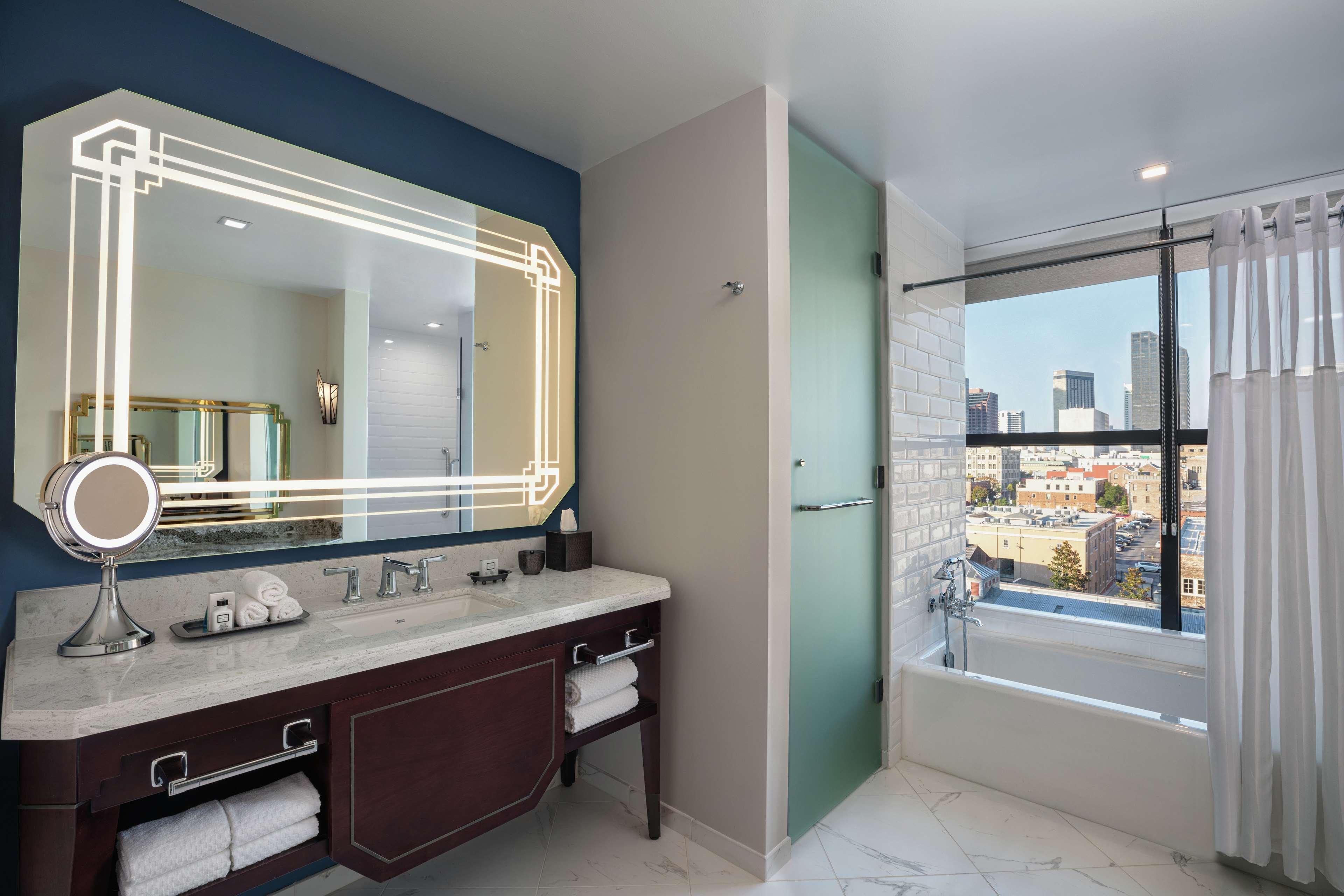 The Higgins Hotel New Orleans, Curio Collection By Hilton Εξωτερικό φωτογραφία