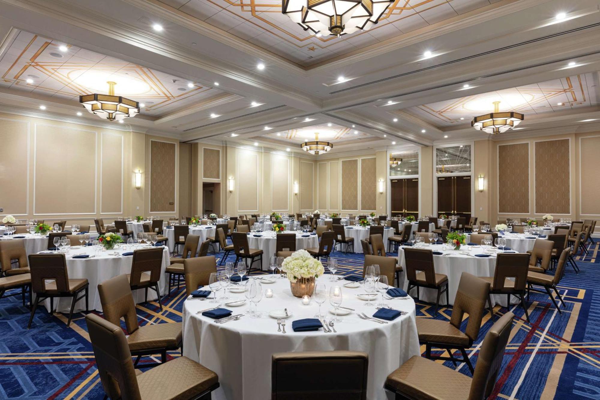 The Higgins Hotel New Orleans, Curio Collection By Hilton Εξωτερικό φωτογραφία