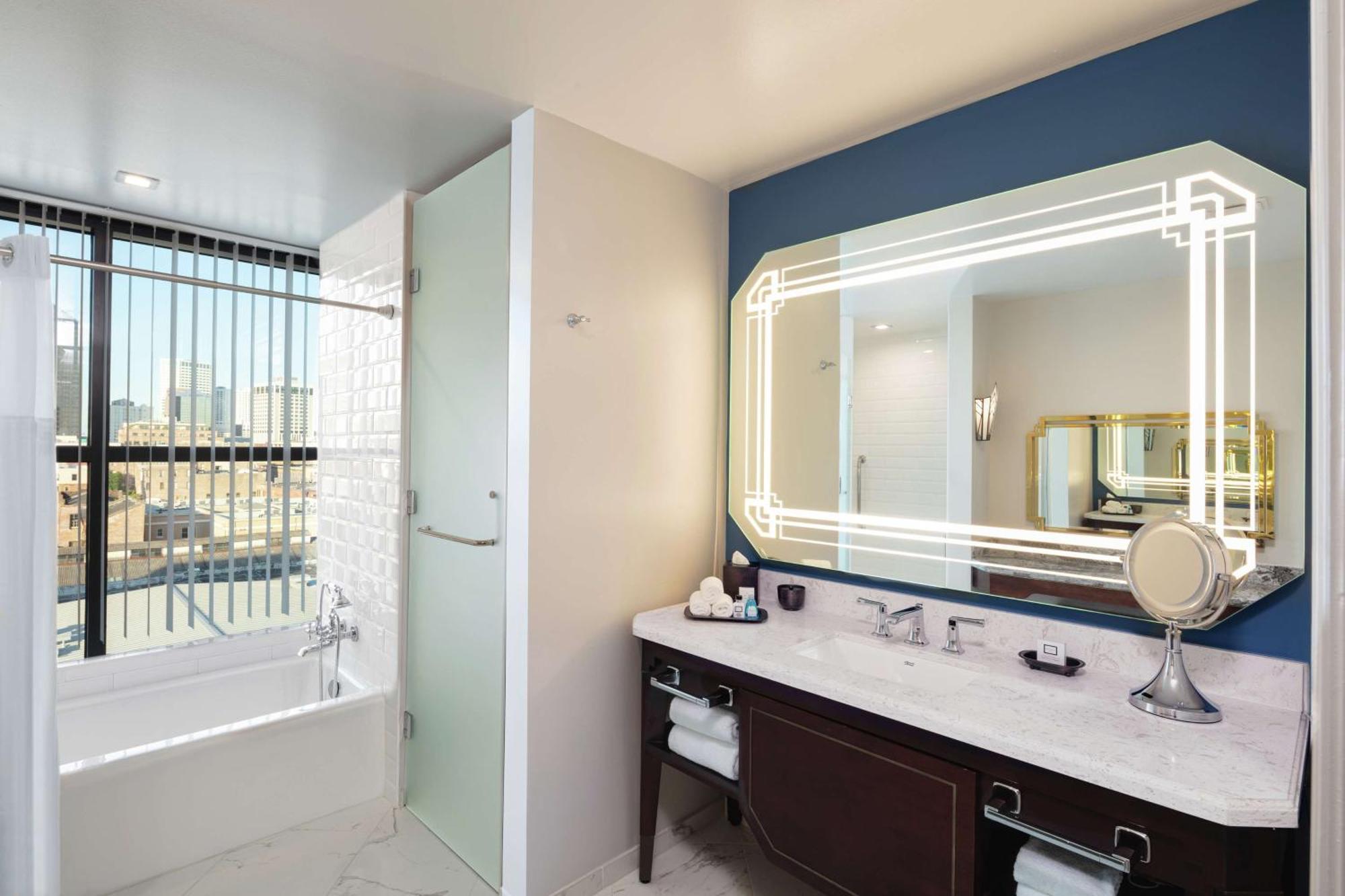 The Higgins Hotel New Orleans, Curio Collection By Hilton Εξωτερικό φωτογραφία