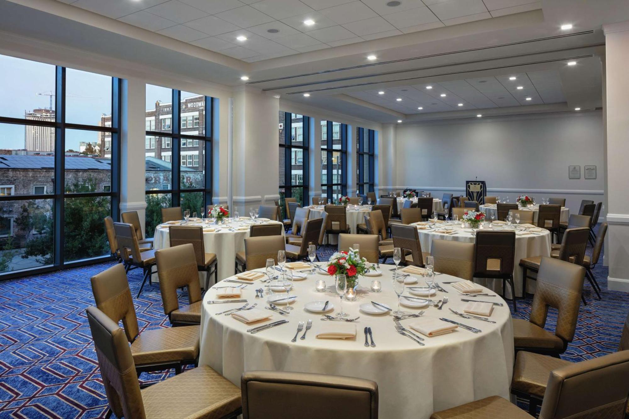 The Higgins Hotel New Orleans, Curio Collection By Hilton Εξωτερικό φωτογραφία